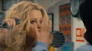 Блондинка в жёлтом платье