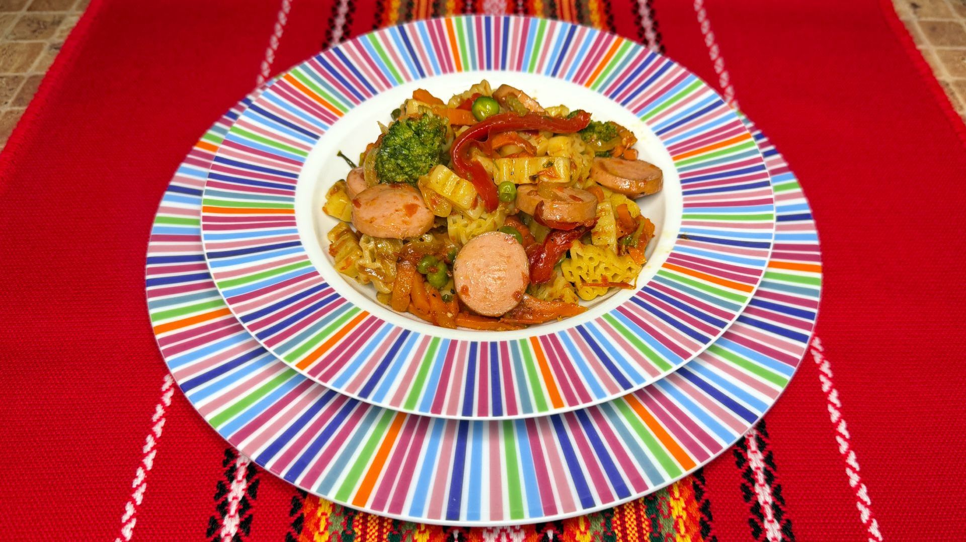 Макароны с сосисками и овощами на скорую руку - быстрый ужин из того, что нашла в холодильнике