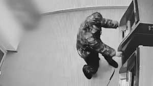 В Башкирии грабитель в камуфляже пытался взломать банкомат гвоздодером