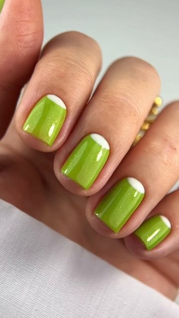 Идея для весеннего маникюра! Зеленый гель лак с шиммером WB 807176494 смотреть онлайн