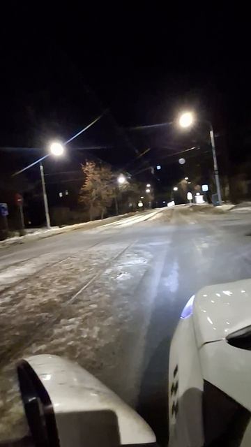 Автомобиль поехал по рельсам вместо трамвая