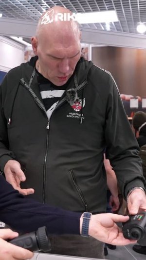 Николай Сергеевич Валуев на стенде RikaNV