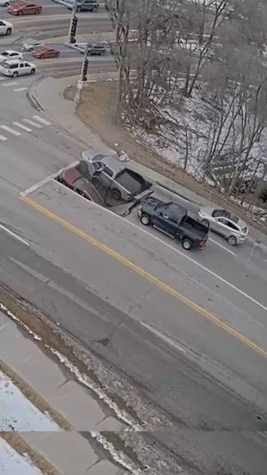 Неожиданный провал дороги!