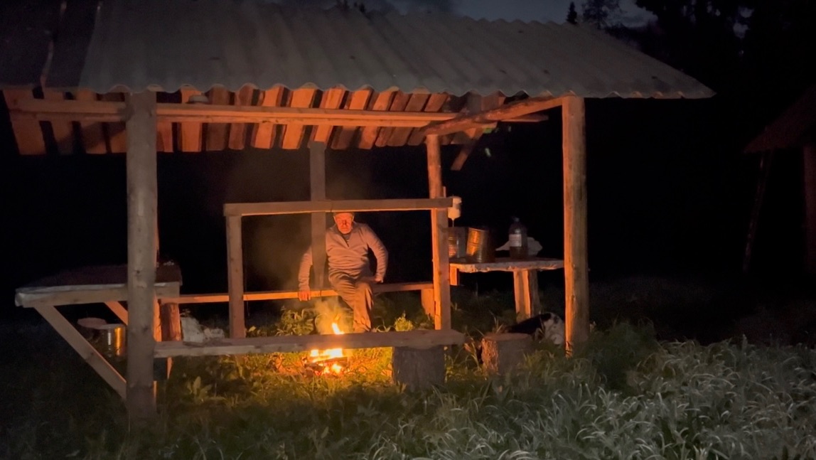 Ночь в глухой тайге. Ловим огромные хариусы. Часть 2. смотреть онлайн