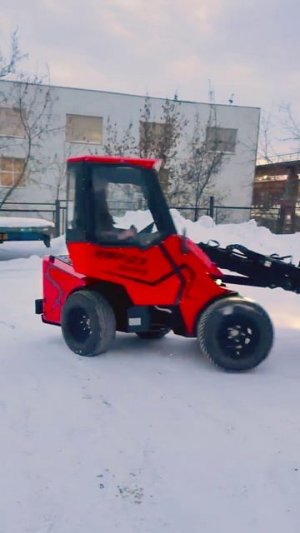 Хрупкая девушка за рулём МОЩНОГО Мини-Погрузчика! Справится с управлением? Смотри до конца!