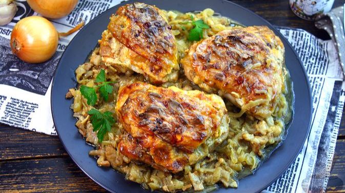 ЗАПЕЧЁННЫЕ КУРИНЫЕ БЕДРА С ЛУКОМ И СЫРОМ