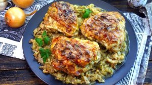 ЗАПЕЧЁННЫЕ КУРИНЫЕ БЕДРА С ЛУКОМ И СЫРОМ