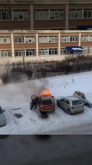 Во дворе одного из домов в Белорецке загорелась «Лада Гранта». По словам очевидцев, автомобиль около