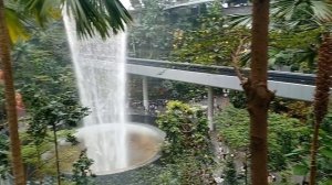 Сингапур, Аэропорт Чанги T1 фонтан с четвёртого уровня. Декабрь 2025