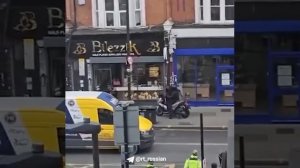 В Лондоне грабят ювелирный магазин. 

Чувак с метлой делает вид, что пытается помешать грабителям.