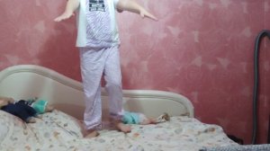 несколько упражнений гимнастики для начинающих,подготовьте- мяч,коврик, и стул.