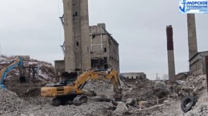 В городе Холмск на улице Пригородной ведутся работы по сносу целлюлозно-бумажного комбината