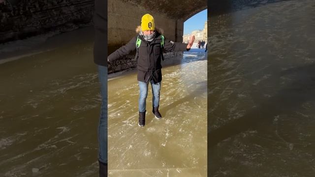 Прогулка по льду Фонтанки. Выход на лед ОПАСЕН. смотреть онлайн