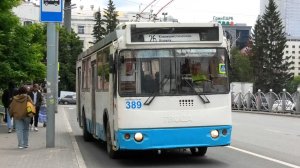 Троллейбус Екатеринбурга ЗиУ-682Г-016.03 борт. №389 маршрут 26 на остановке «Гостиница Центральная»