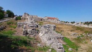 Мимо башни Зенона идем на главную сцену на археологических раскопках города Херсонес Таврический