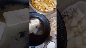 Картошка жареная  для сочности  добавляю. 
Съедают такую картошку  без соленостей и салатов.