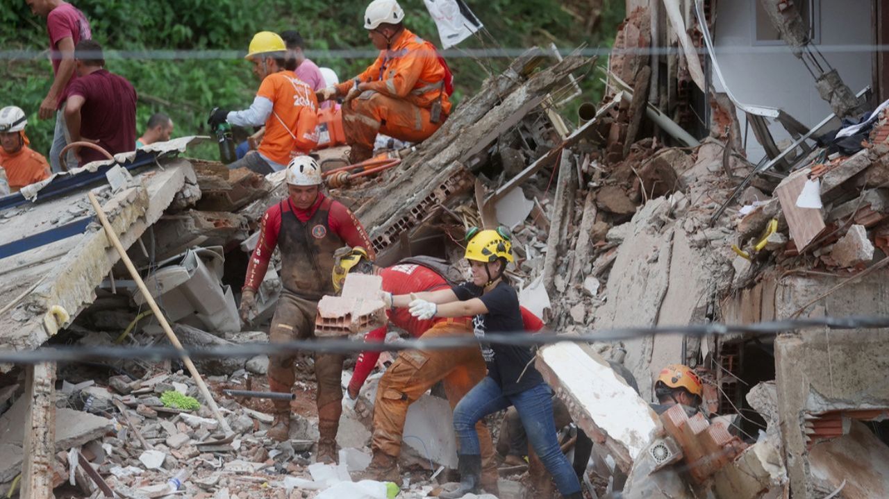 Десятки человек погибли от оползней на юго-востоке Бразилии. Спасатели достают людей из-под завалов смотреть онлайн