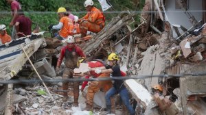 Десятки человек погибли от оползней на юго-востоке Бразилии. Спасатели достают людей из-под завалов