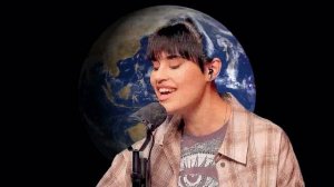 Диана Анкудинова на Музлофт - "I kissed a girl" (композит AI)