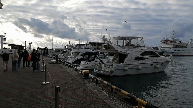 Сочи. Морвокзал. 10 января. Красивая яхта. смотреть онлайн