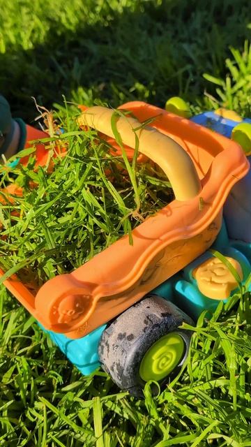 Загружаем траву на авто. Садовые работы