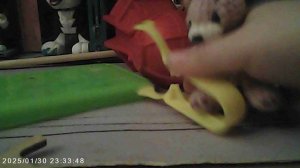 Медвежонок не может сесть на свой метол