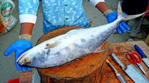 Удивительно! Гигантская рыба, приготовленная на гриле на углях