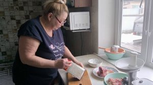 Тёлочка- натворила. Жарю котлеты с подливкой.