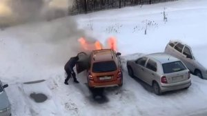 В Белорецке прохожий спас мужчину из горящей машины.