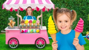 Дети исследуют грузовик с мороженым
