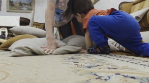 Рустам играет