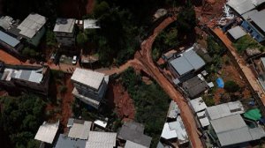 В бразильском городе Уба по затопленным улицам проплыли гробы