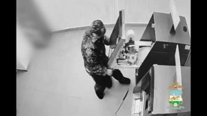 Житель Башкирии гвоздодером пытался вскрыть банкомат с 12 миллионами рублей.