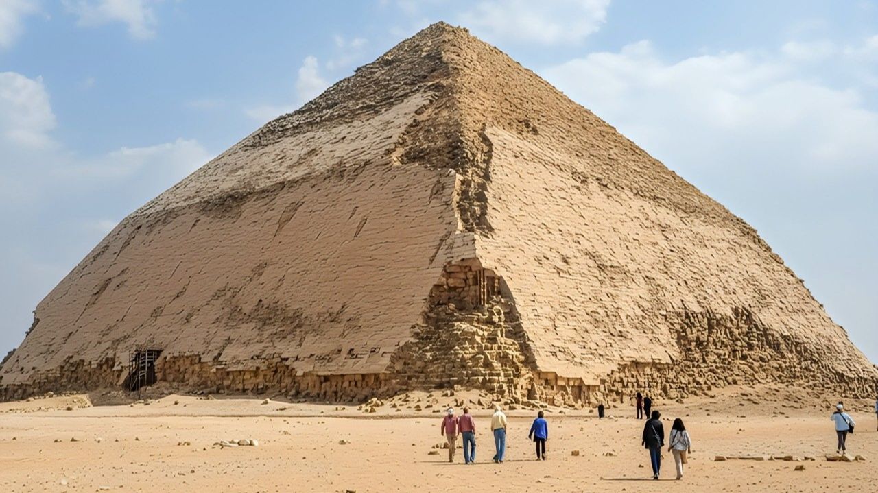 Экскурсия к египетским пирамидам. Осмотреть внутреннюю часть этой пирамиды было непросто. смотреть онлайн