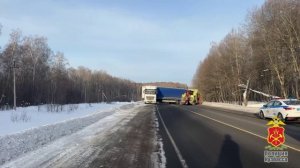 В Топках сотрудники ГИБДД оказали помощь водителю фуры