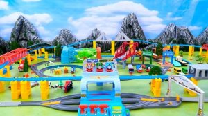 Поезда! Детская огромная железная дорога! Давай играть вместе!