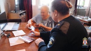 В Омске благодаря помощи таксиста полиция задержала курьера аферистов и вернула пенсионерам деньги