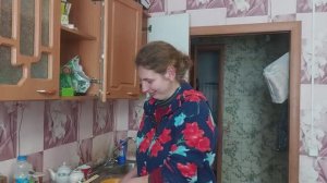 Рита готовит тушеную картошку с печенью.