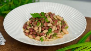 Даже из одной фасоли с зелень можно приготовить вкусный салат, главное заправку интересную сделать