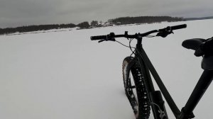 И снова прорываемся через озеро Сенеж за газетами.Проводим замеры глубины снега.Утопаем в воде.