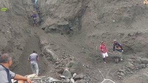 Строительство, ручная добыча песка в карьере