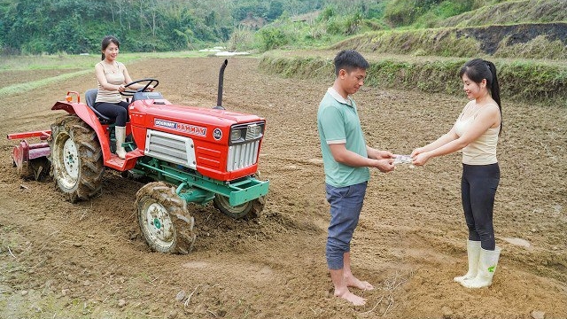 Использование трактора для подготовки почвы к новому сезону выращивания кукурузы. Нхат. Вьетнам