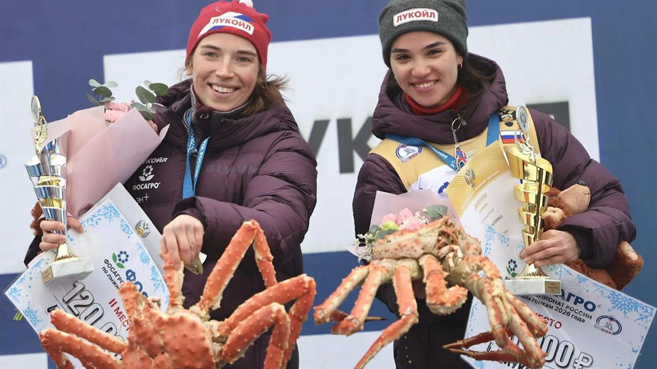 Держи краба: победители чемпионата России по лыжным гонкам получили необычный приз смотреть онлайн