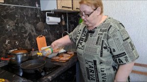 Лучше быть голодным, чем есть что попало. Каша с бананами и бутерброды с фаршем.