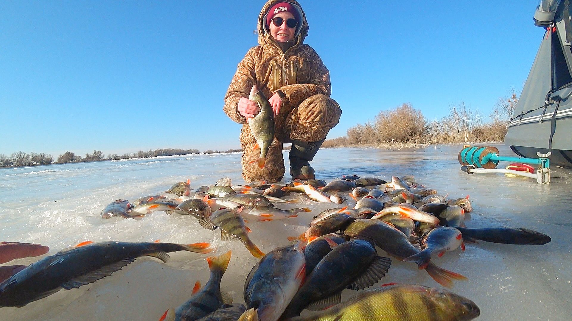 ВОТ ЭТО Я ПОНИМАЮ РЫБАЛКА С ЖЕНОЙ! ПОСЛЕДНИЙ ЛЁД НА РЕКЕ! Завершение зимней рыбалки. Пришла весна! смотреть онлайн