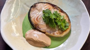 Рыба без костей. Жарю в сковороде стейк осетра. Пюре из цветной капусты и соус из сливок и шпината