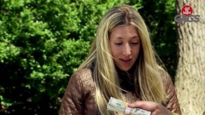 Мама ПРОДАЕТ своего ребенка незнакомым людям