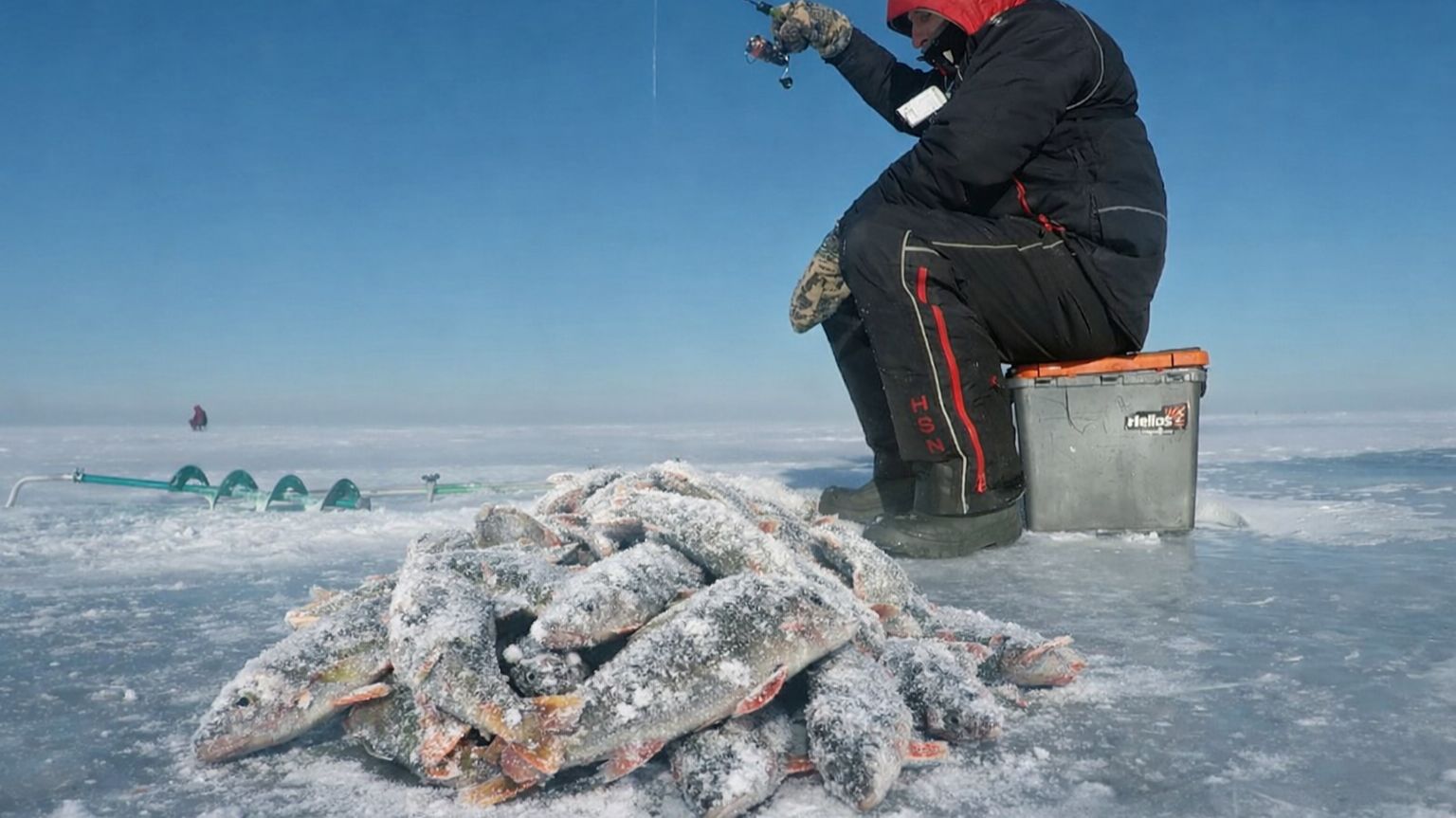 ОКУНЬ ПРОСТО НЕ ДАВАЛ УЙТИ С ЛУНКИ, ТАКОГО Я НЕ ОЖИДАЛ смотреть онлайн