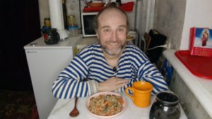 ужинаю гречкой. у нас тревога. прошу ваших молитв. мукбанг. обжор. еда на камеру. диета. шизофрения.