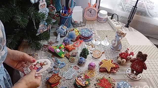 Разбираю новогоднюю рукодельную ёлочку и интерьерные зимние украшения. Пора🤭💕🦔! смотреть онлайн